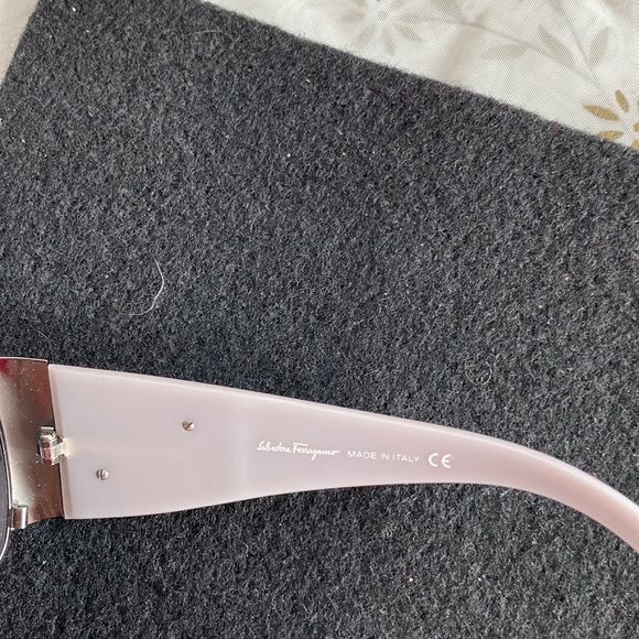 Ladies Salvatore Ferragamo, blinged up sunglasses in light mauve with black lens - Picture 4 of 12